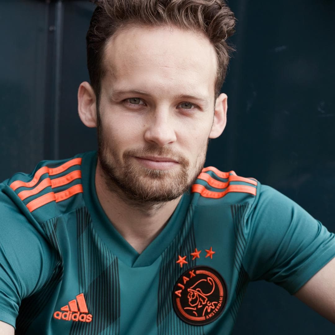 Después de que se conociera su playera titular para la próxima temporada, el Ajax ahora anunció su jersey alterno el cual estrenó este miércoles en el último juego de la Eredivisie 2018/19 ante el De Graafschap. El color verde es el protagonista en un tono oscuro acompañado de detalles naranjas.