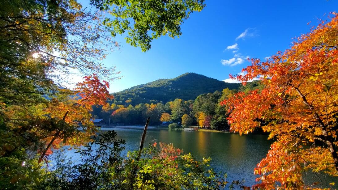 Ubicado a unas 90 millas en auto al noreste de Atlanta, este es uno de los destinos más visitados cada año durante otoño, ya que permite apreciar la belleza de la temporada en su máximo esplendor.