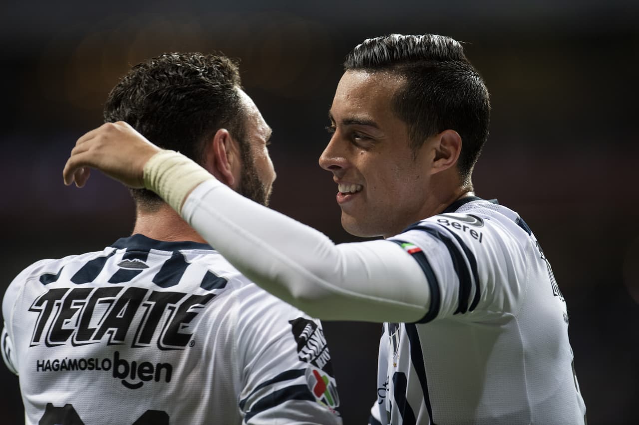 Felicitado el delantero argentino por su gran noche en este torneo y deleitando a la afición local.