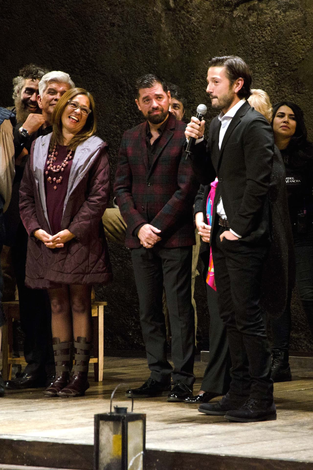 "Muchas gracias por invitarme a ser padrino de tan importante noche, tan emocionante, me da muchísimo gusto festejar con ustedes, y con ustedes que representan al público que ha llenado este teatro por más de 100 representaciones, y que seguro lo seguirán llenando por muchas semanas más", dijo ante los presentes.