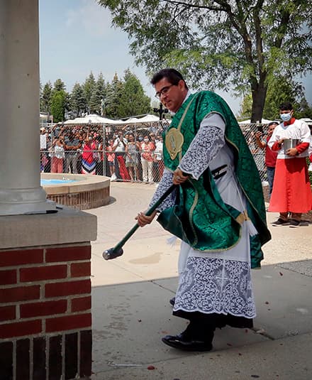 El padre Esequiel Sánchez fue el primero en comenzar la demolición para la nueva entrada al Santuario de Nuestra Señora de Guadalupe en Des Plaines.