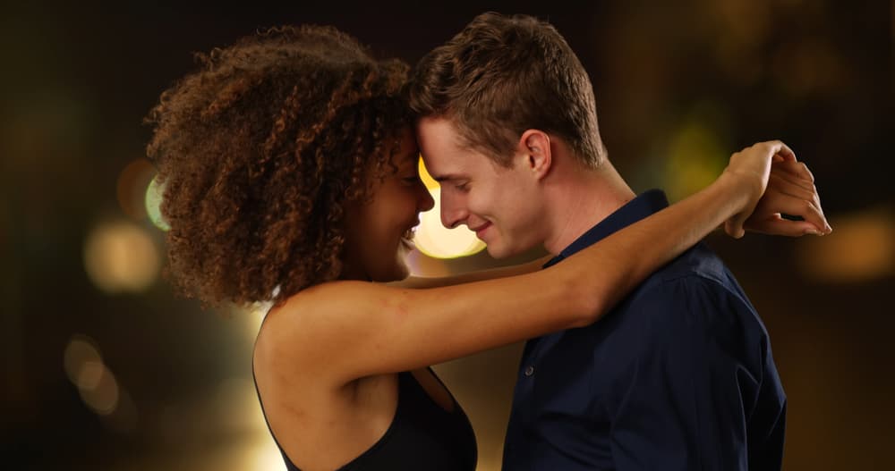 Te hallas en medio de un proceso de reconciliación, arreglo y entendimiento en el que primará la cordura. Alguien interesante empieza a rondar tu horizonte emocional. No le des de lado. No pierdas tiempo y deja atrás esas limitaciones que están cortando tu felicidad. Un primer paso de tu parte empezará a resolver cualquier problema que haya surgido, pero deberás ser tú quien tome la iniciativa y te lances a nuevas aventuras con frescura, inteligencia y mucho entusiasmo, pase lo que pase.
<br>