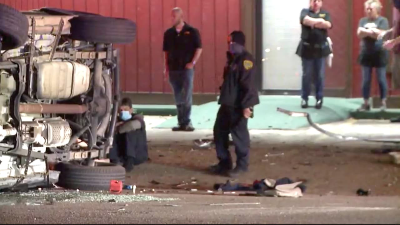 Una patrulla de la policía de Houston sufrió un accidente la noche del martes en la que un hombre resultó herido.