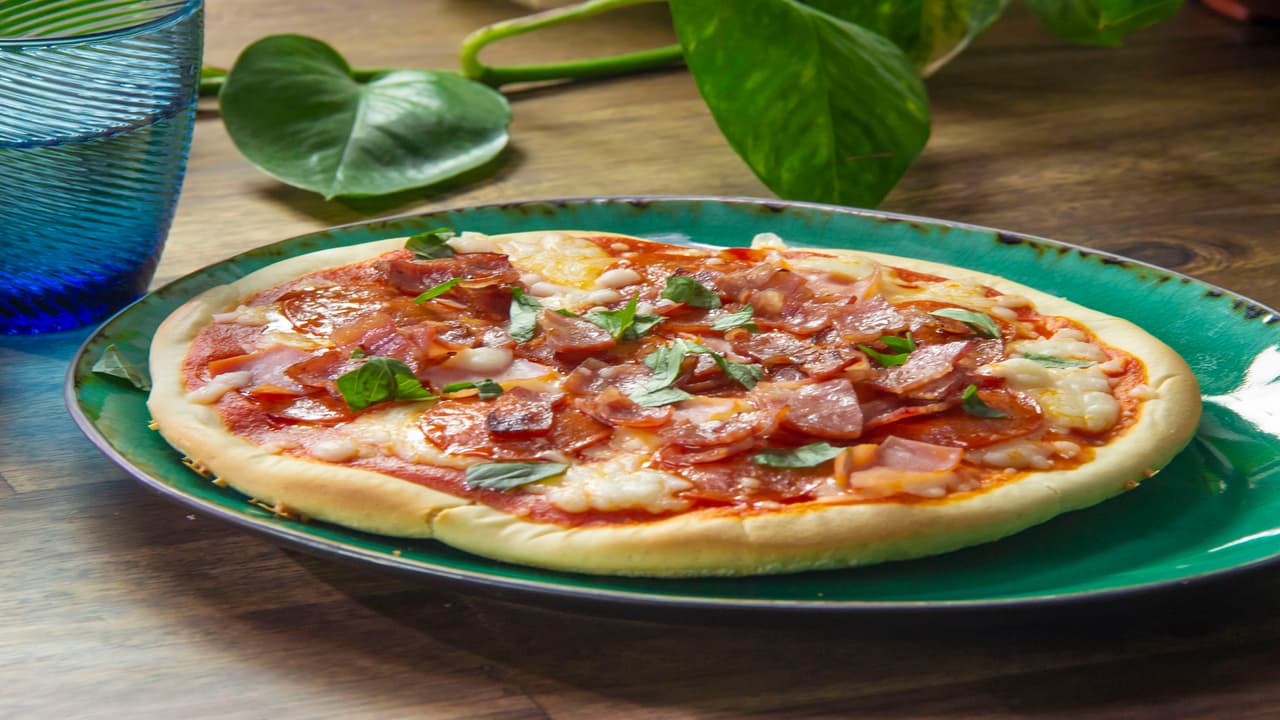 Pizza de carnes en el sartén