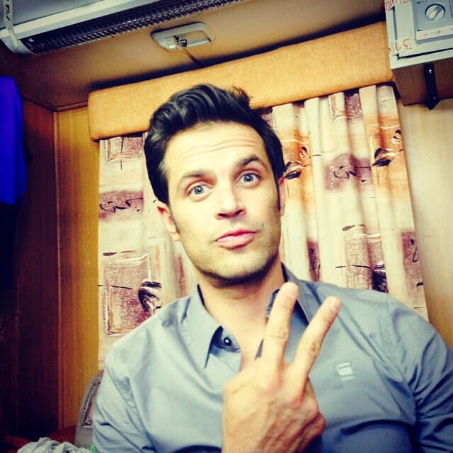 No sólo es simpático y talentoso, sino que también es guapísimo.