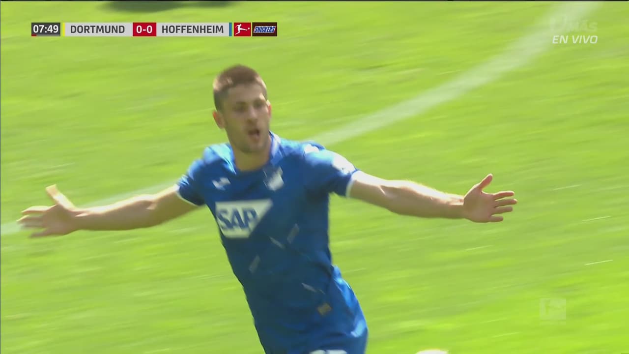 ¡Go-la-zo! Andrej Kramarić no lo pensó dos veces y logra el 1-0 con un disparo casi al ángulo