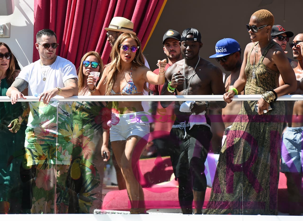 De repente se puso a bailar y hubo quienes trataron de seguirle el paso.