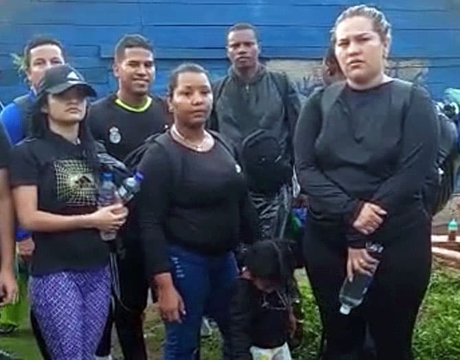La esposa y la pequeña hija de Edwel acudieron a un grupo de tráfico de personas para cruzar el Darién. Un video revela cómo se preparan junto a otros migrantes antes de empezar la travesía.