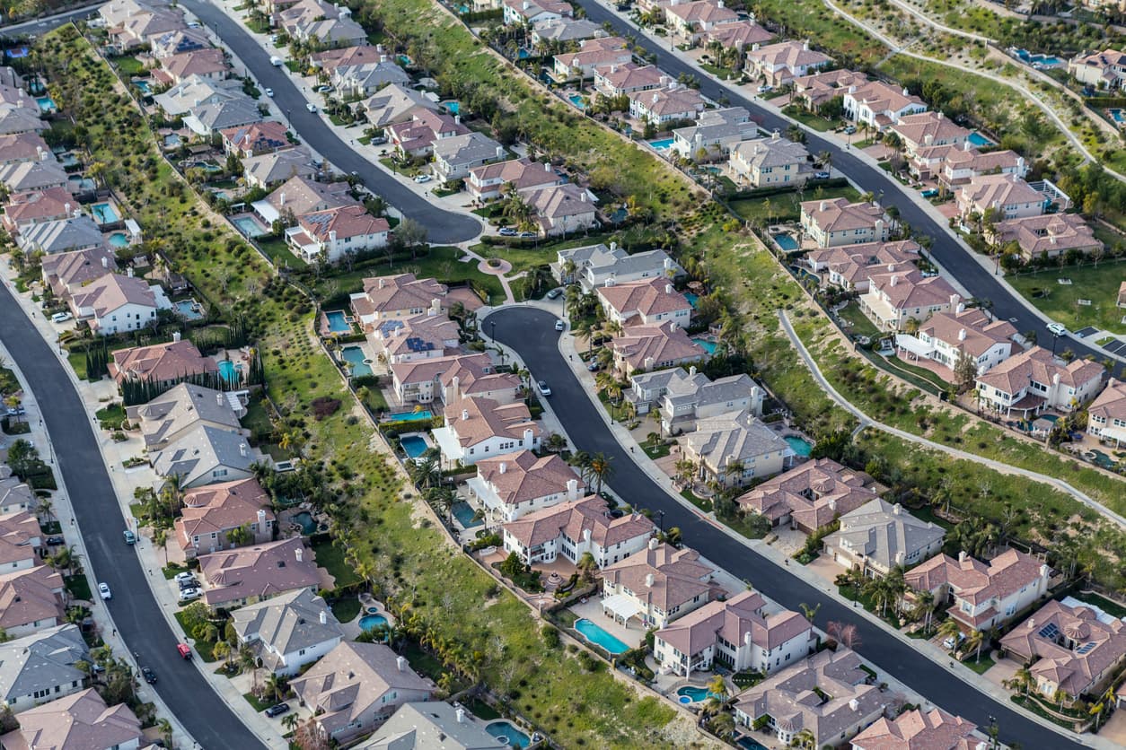 <b>3. Santa Clarita (California): </b>Situada en el condado de Los Ángeles, tiene una población de más de 228,000 habitantes. Con 907 delitos contra la propiedad denunciados por cada 100,000 habitantes, tiene la tercera tasa más baja del estudio en este indicador. Este suburbio de Los Ángeles también tiene la 16º tasa de delitos violentos más baja y la 20 más baja de mortalidad por intoxicación de drogas.