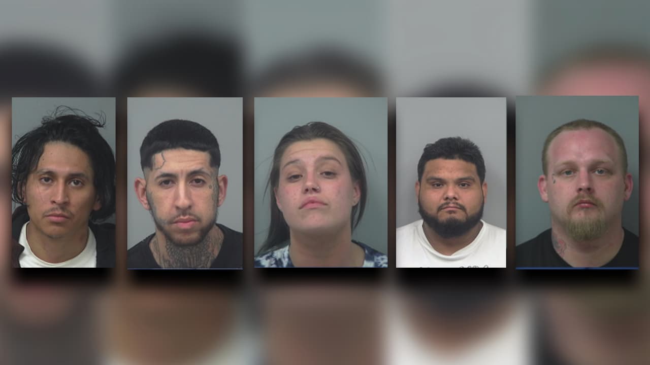 De izquierda a derecha, Maverick Alegría, Xavier Valente, , Mara Wilson, Luis Ramírez y Anthony Croy fueron arrestados por cargos de drogas.