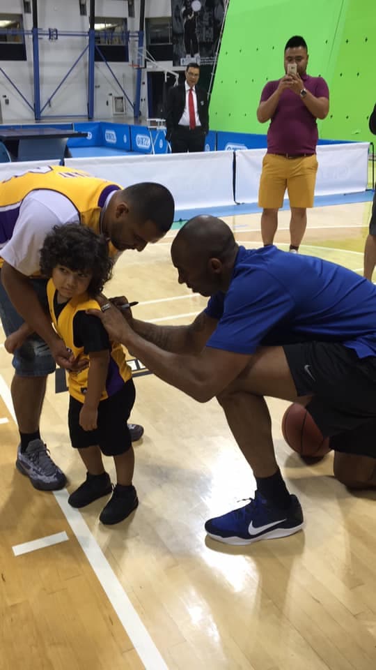 "El impactó nuestras vidas pero inspiró a mi niño a el deporte a pesar que es totalmente otra generación. Kobe le dijo que nunca, deje de practicar, practicar y practicar. Hoy lloramos su trágica muerte de la leyenda e icono de Los Angeles".