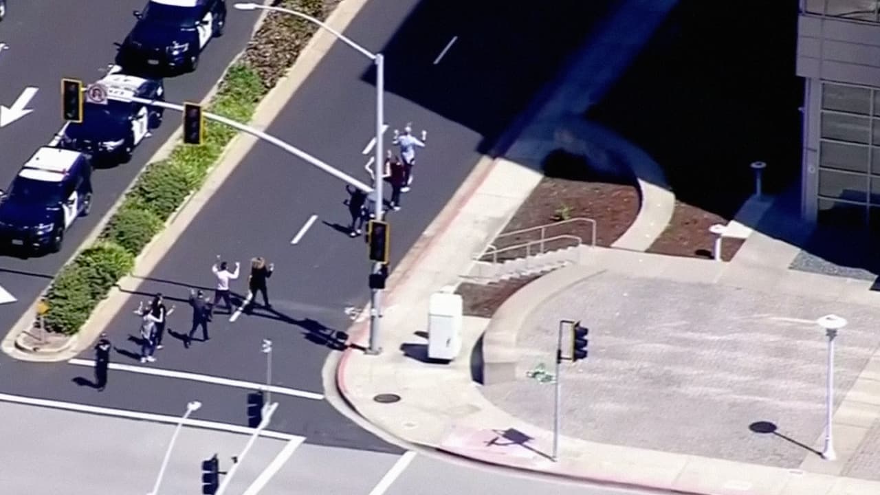 Los evacuados salieron en filas y sus manos en alto, como se pudo observar a través de las imágenes aéreas de los medios locales.