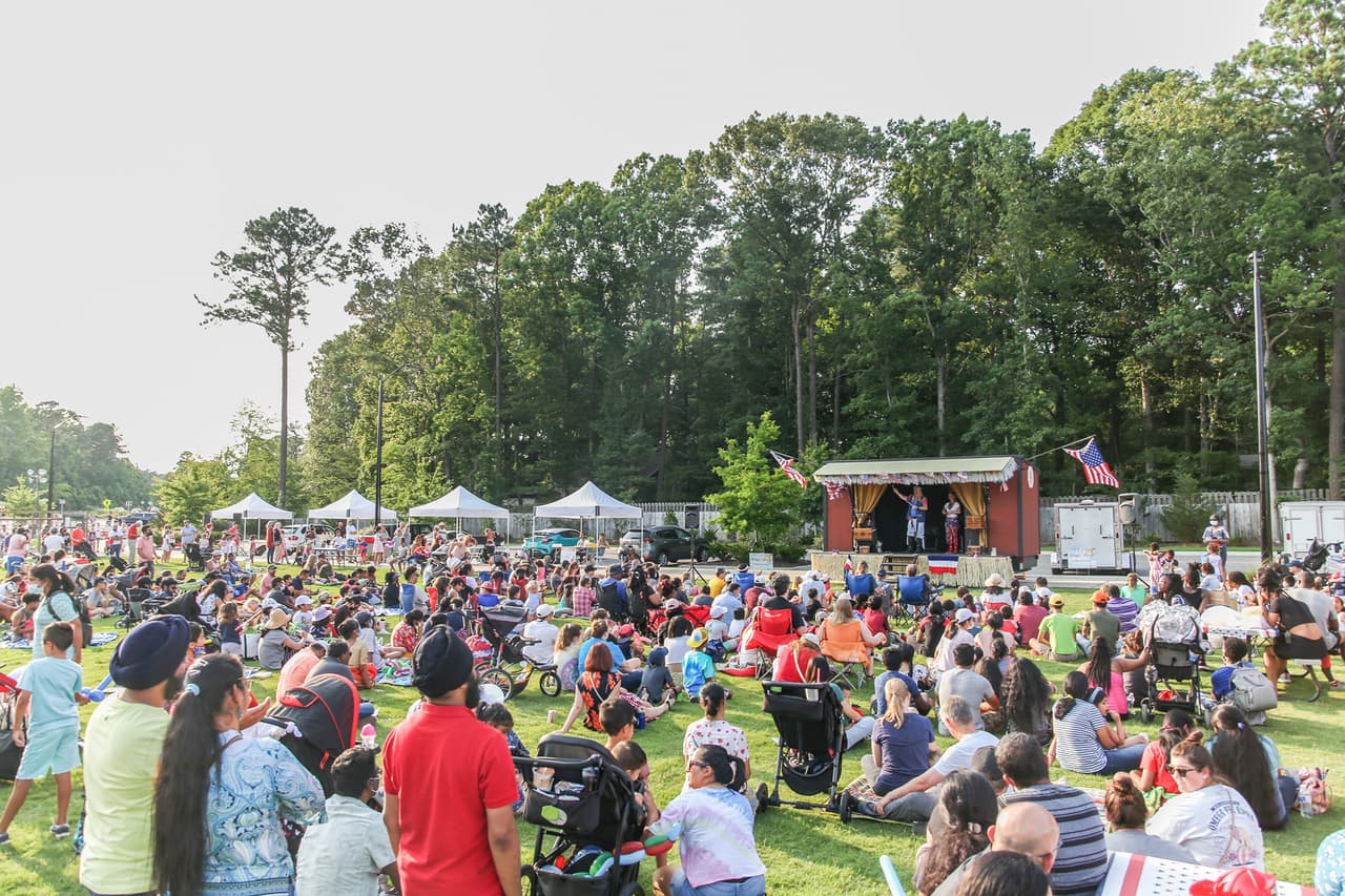 <b>Evento: </b>Morrisville July 3rd Family Fun Festival
<br>
<b>Fecha: </b>3 de julio
<b> </b>
<br>
<b>Lugar: </b>Town Hall Dr
<br>
<b>Sitio web: </b>
<a href="https://www.townofmorrisville.org/Home/Components/Calendar/Event/4211/">https://www.townofmorrisville.org/Home/Components/Calendar/Event/4211/</a> 
<br>
<br>El evento contará con entretenimiento en vivo, camiones de comida, juegos para toda la familia, obsequios y vendedores de artesanías. Terminará con un magnífico espectáculo de fuegos artificiales. Tenga en cuenta que los fuegos artificiales solo serán visibles desde Town Hall Drive.