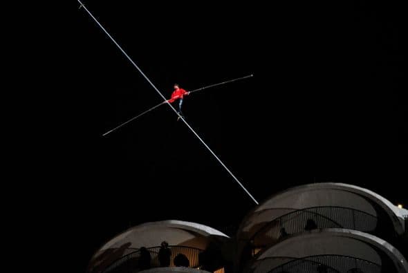 Y caminó 93 pies con los ojos vendados hasta la otra torre del mismo complejo en 1 minuto y 17 segundos.