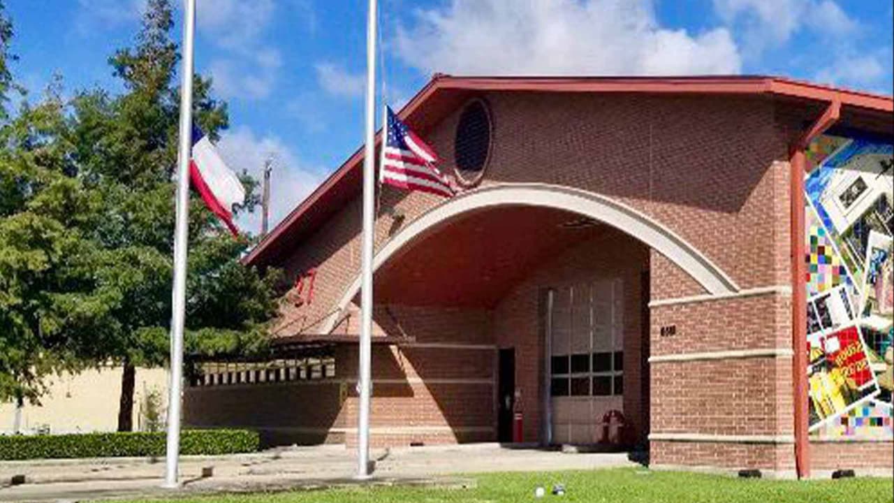 El miércoles 25 de septiembre el jefe Peña solicitó al gobernador Greg Abbott autorización para ondear las banderas a media asta en honor a Stavinoha.