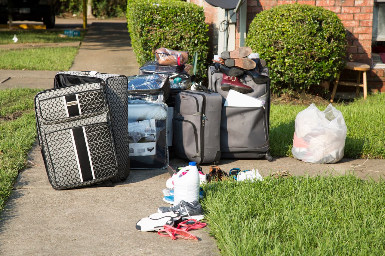 La residente de este apartamento intenta secar las maletas donde se llevará lo único que pudo rescatar de las inundaciones.