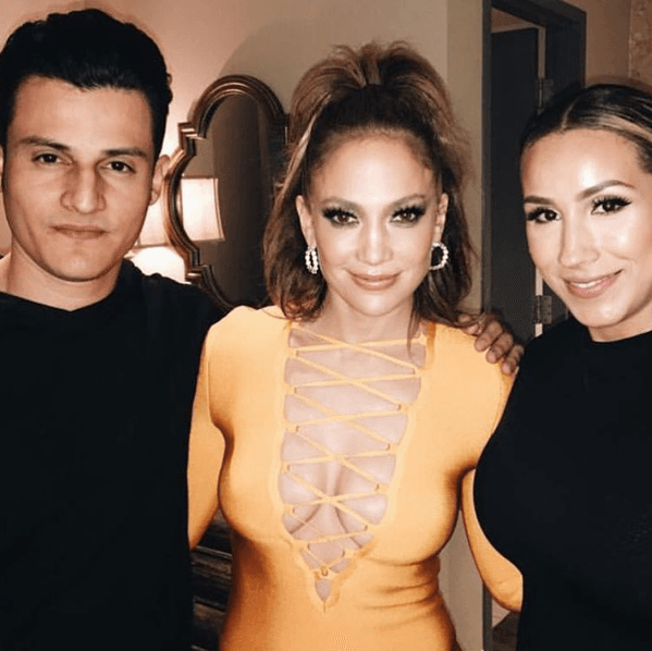 ¡Qué tal este modelito naranja! Sin duda ella sabe cómo mostrar lo mejor de su silueta.