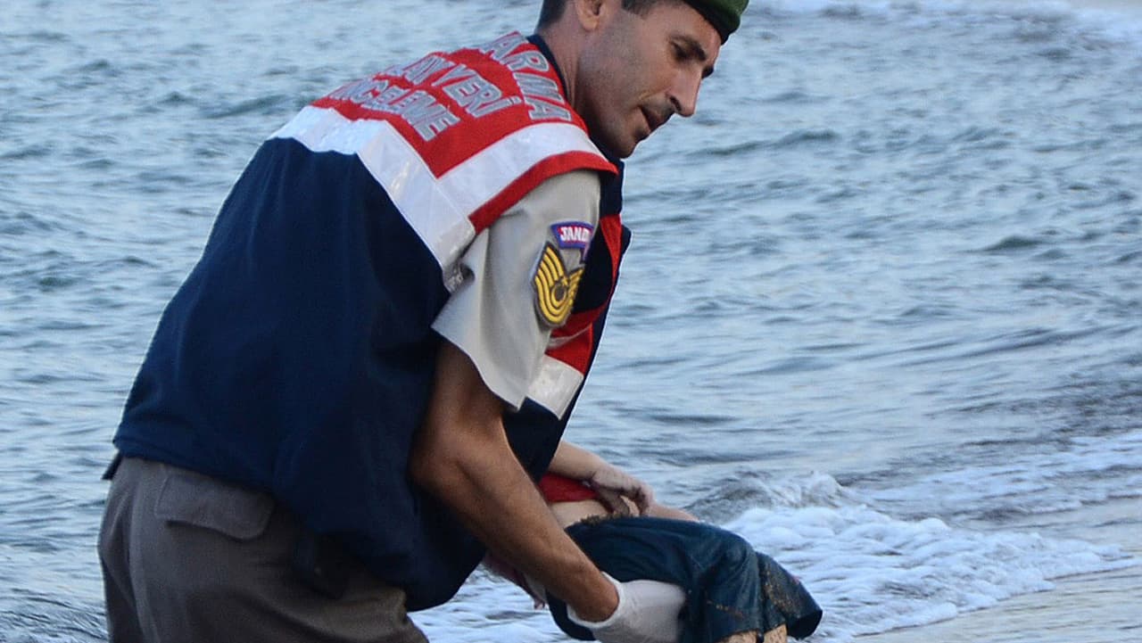 Foto de niño sirio ahogado en el Mediterráneo muestra el drama de refugiados en el 2015