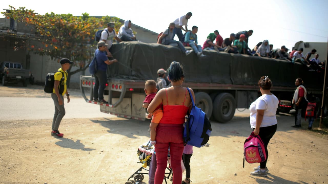 Una segunda caravana con 170 migrantes hondureños cruza a Guatemala con destino a Estados Unidos