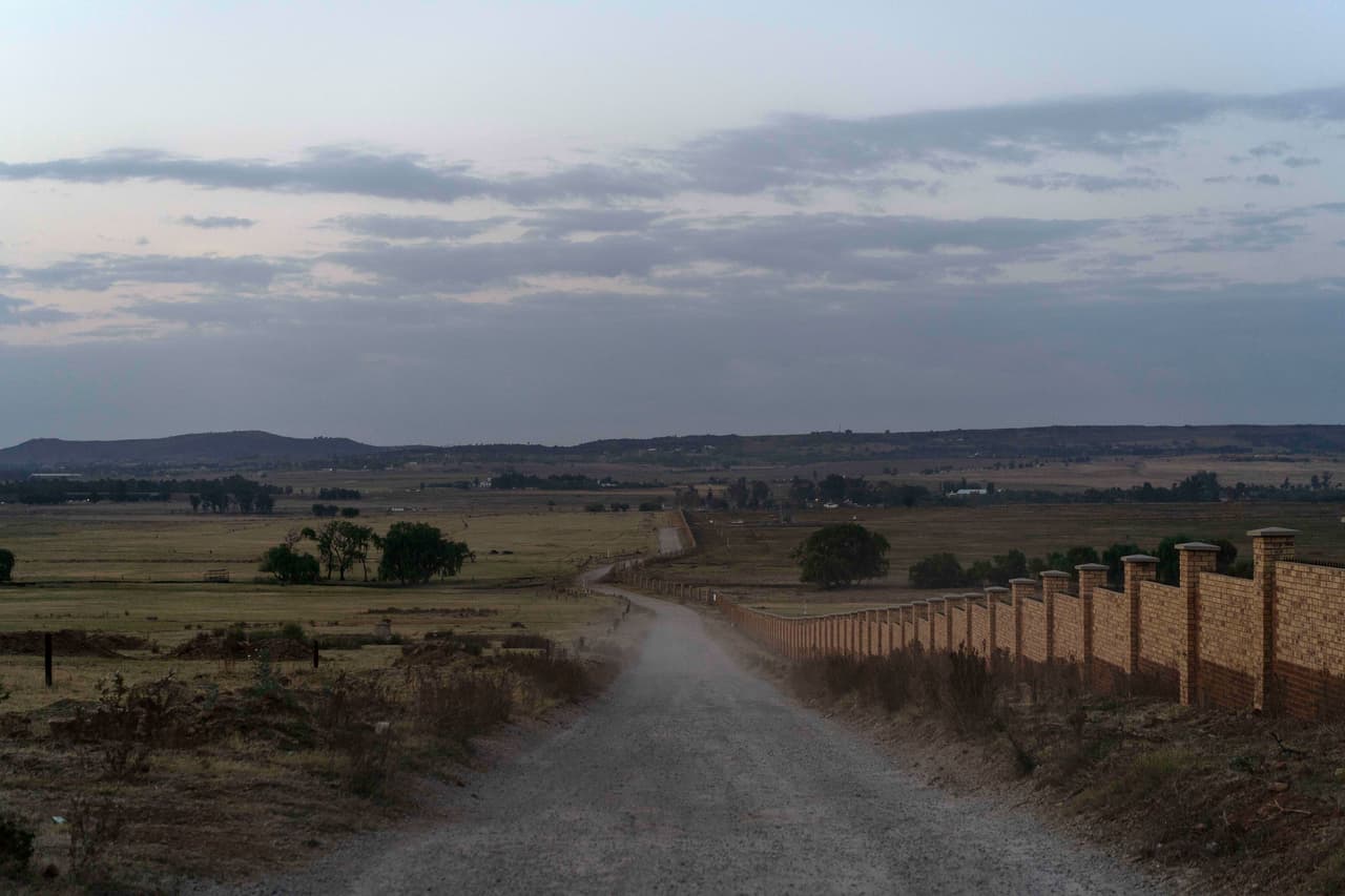 Esta carretera conduce al cementerio de Olifantsvlei en las afueras de Johannesburgo. En el cementerio, cuerpos no identificados están enterrados en "tumbas pobres". Foto del 3 de octubre de 2018. (Foto AP / Bram Janssen)