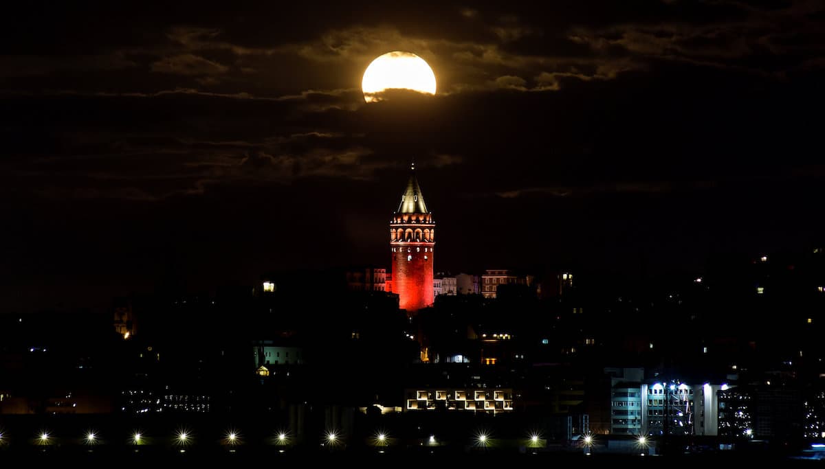 La superluna sobre la torre Galata en Estambul, Turquía