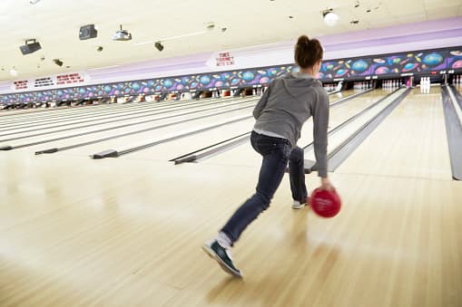 <b>Boleras </b>
<br>Estos negocios podrán abrir sus puertas y permitir hasta el 25% de capacidad de personas en el establecimiento. Las boleras deben garantizar al menos 6 pies de distancia social entre las pistas.