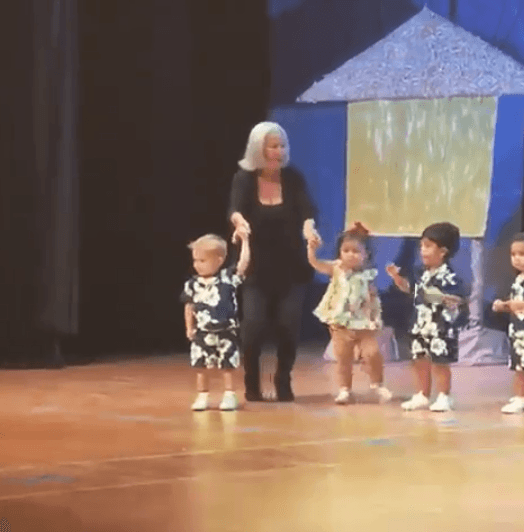 Este pequeño resultó tan bailador como su papá, quien dijo le ha enseñado sus pasos de baile.