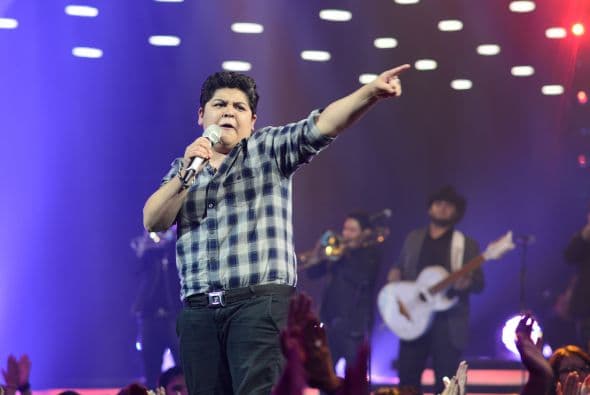 Stephanie Guzmán cantó "Y llegaste tú", con la banda de Julión Álvarez.