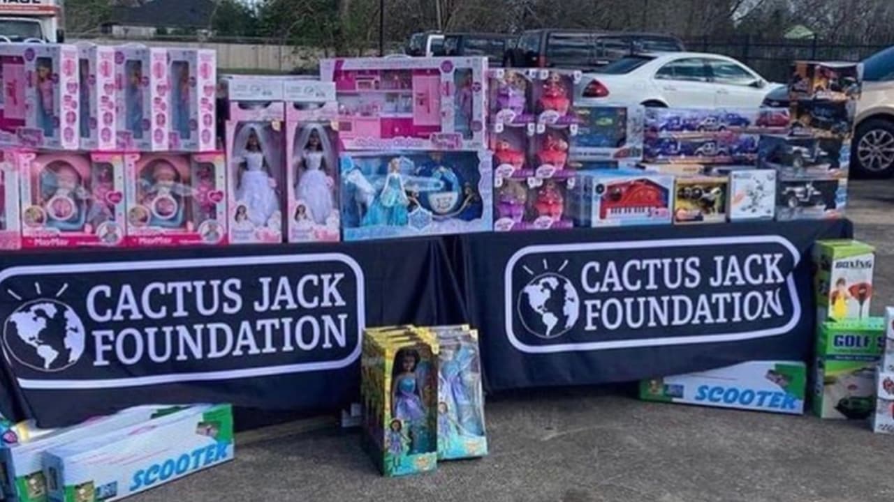 Una fuente le dijo al medio de comunicación que los regalos se distribuyeron en seis complejos de Houston Housing Authority.