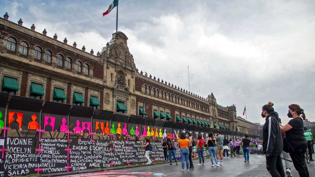 Vallas metálicas de 10 pies de altura resguardan edificios, monumentos históricos y el Palacio Nacional, en donde activistas pintaron un memorial con decenas de nombres de las víctimas de la violencia de género. El presidente Andrés Manuel López Obrador aseguró que estos muros se colocaron para evitar confrontaciones, pero algunas mujeres lo ven como una provocación al feminismo. 
<b><a href="https://www.univision.com/noticias" target="_blank">Más noticias aquí.</a></b>