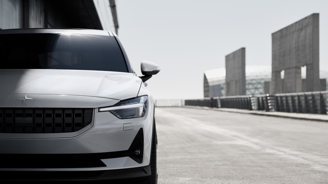 El precio inicial de la edición de lanzamiento del Polestar 2 en Estados Unidos es de 
<b>63,000 dólares</b>, que después del incentivo fiscal federal para la compra de autos eléctricos queda en 
<b>55,500 dólares</b>. Dicho incentivo de 7,500 dólares estará a la disposición de los compradores de los vehículos eléctricos de Polestar hasta que el fabricante venda 200,000 unidades. Al inicio del segundo trimestre calendario siguiente de haber sido alcanzada esta meta, el monto del subsidio cae a la mitad, es decir 3,750 dólares, por los dos trimestres siguientes, para luego ser reducido al 25% por los dos trimestres finales antes de desaparecer es su totalidad. Hasta el momento el único fabricante que ha agotado el incentivo es Tesla.