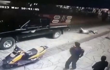 Atan a camioneta a alcalde en México y lo arrastran por la calle por incumplimiento de promesas de campaña