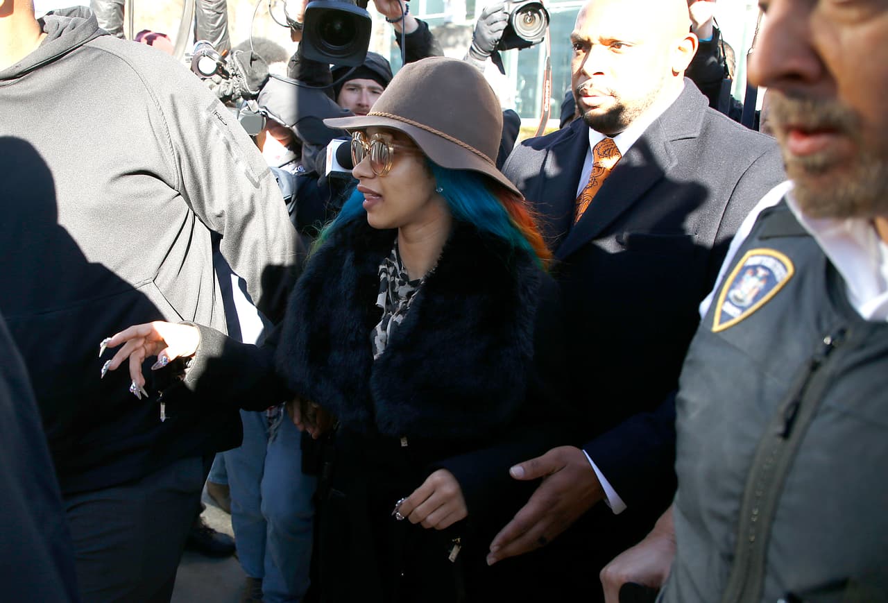 Con una peluca multicolor, la cantante acudió este 7 de diciembre a la primera audiencia del juicio en su contra.