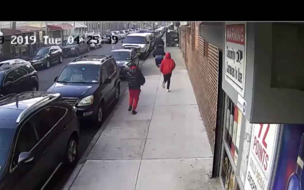 Autoridades buscan a sospechosos de perseguir y asesinar a un joven en Brooklyn