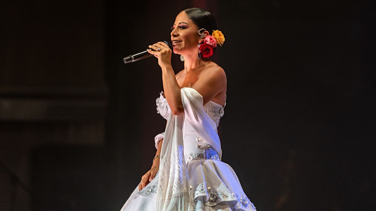 Rosy Arango es mucho más que una intérprete de música mexicana, es una embajadora apasionada de la cultura y la tradición de México.