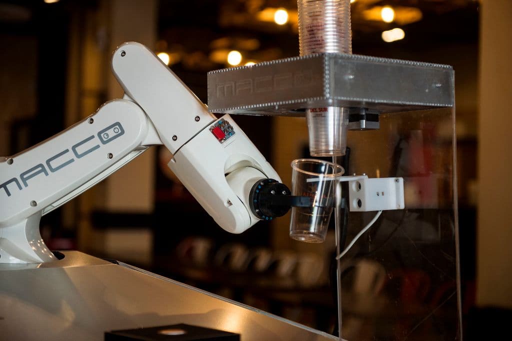 Al no tener boca, ni nariz, ni manos, este robot es el camarero perfecto para servir cervezas en estos días de pandemia. Así lo hace en el bar 'La Gitana Loca' de Sevilla, en España, en donde se ha convertido en una atracción, al punto de que ahora lo llaman 'El Gitano Loco'.