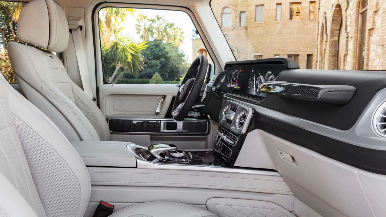 En contraste con la historia del exterior, el 
<b>nuevo diseño de la cabina</b> de la Mercedes-AMG G63 marca un quiebre absoluto y radical en relación al diseño deñ vehículo que reemplaza y está directamente relacionado con los últimos modelos de Mercedes-Benz tanto en sus formas como en sus materiales.