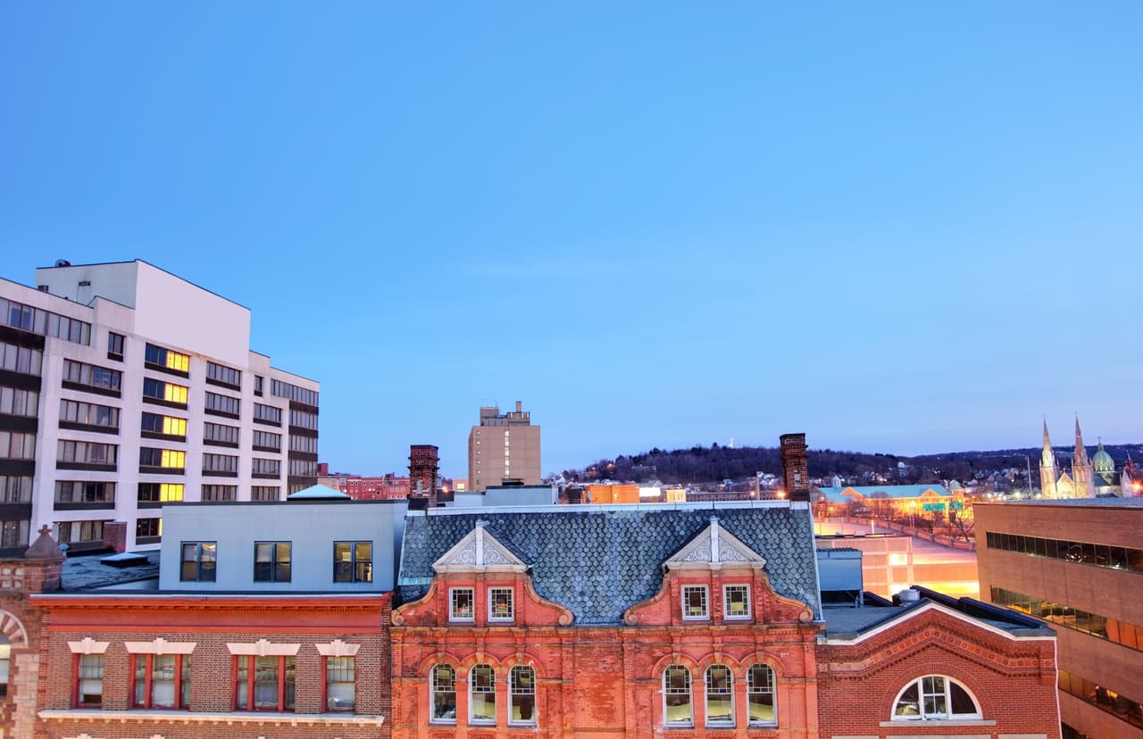 <b>Puesto 11. Waterbury, Connecticut.</b>
<br>
<br>Aumento en el valor promedio de la vivienda en un año: +19.8% (25,584 dólares más)
<br>Valor promedio de la vivienda en enero de 2021: 155,086 dólares.
<br>Ingreso familiar promedio: 42,401 dólares al año.
<br>