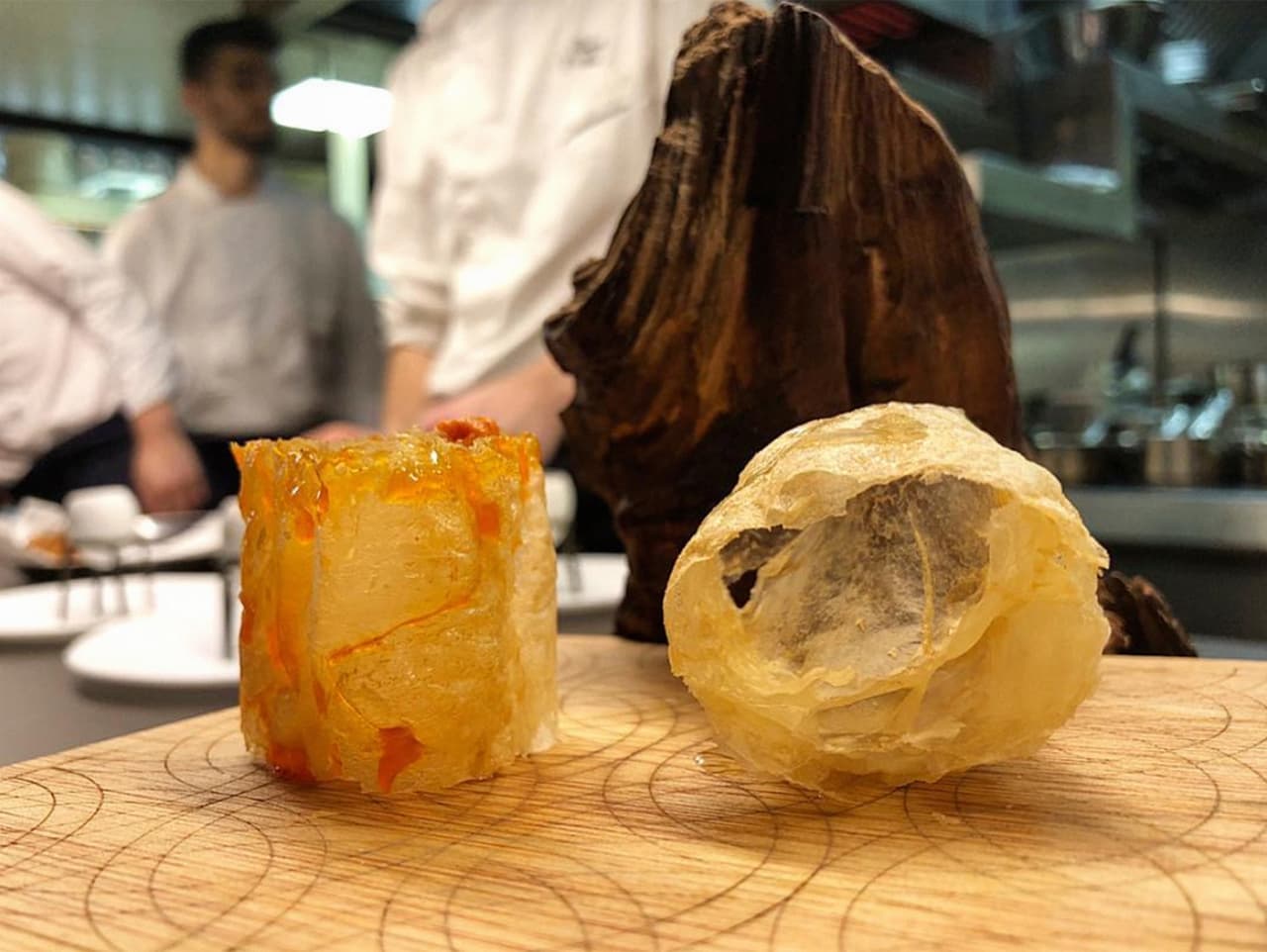 <b>Puesto 8: Disfrutar, </b>en
<b> </b>Barcelona, España.
<b> </b>Estilo de comida: vanguardia española. La creatividad de su extenso menú lo hace uno de los lugares más reconocidos de la nueva cocina española. Un gazpacho en forma de sándwich o una ensalada líquida son 
<a href=" https://www.instagram.com/p/BkAZp0nnhHI/?utm_source=ig_web_copy_link">algunas de las sorpresas en su oferta culinaria.</a>