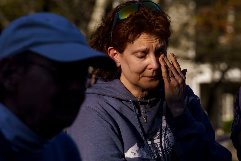 Una de las participantes en la vigilia de este lunes por las víctimas del tiroteo en Louisville, Kentucky.