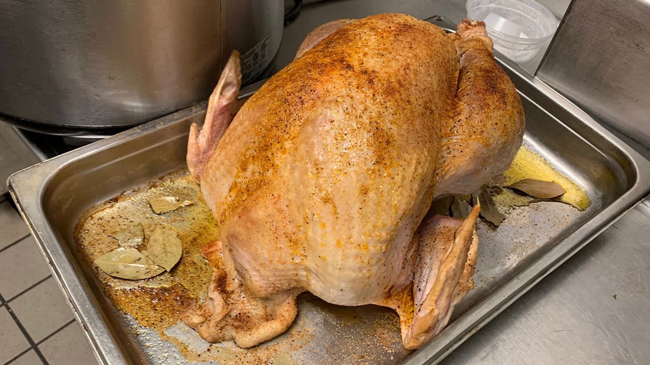 Por último, el restaurante
<b>Monkey’s Tail </b>estará entregando 500 comidas de 10am a 12pm en el Día de Acción de Gracias. La dirección es: 5802 Fulton St, Houston.