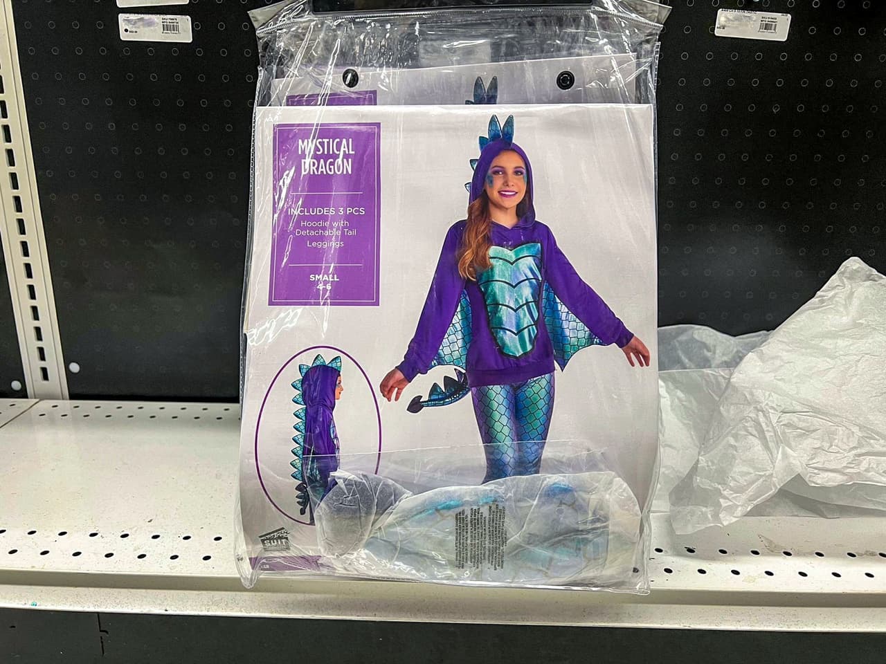 Después que el director del CDC, Anthony Fauci diera luz verde para salir a disfrutar de la tradicional celebración de Halloween, hicimos un recorrido por las tiendas de Miami y pudimos notar la falta de los disfraces más populares para la época.
<br>