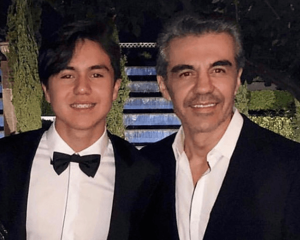 Adrián hizo lo mismo en su Instagram y publicó un recorte de la fotografía con su hijo donde es notorio su bajo peso, pues a decir del comediante perdió 10 kilos después de las tres operaciones, según reveló en una entrevista con el periodista Gustavo Adolfo Infante. El mensaje que acompañó a la instantánea que representa su retorno a la vida pública fue el siguiente: "Gracias a Dios que me permitió acompañarte ayer a tu graduación. ¡Y ahora a la prepa con todo!".