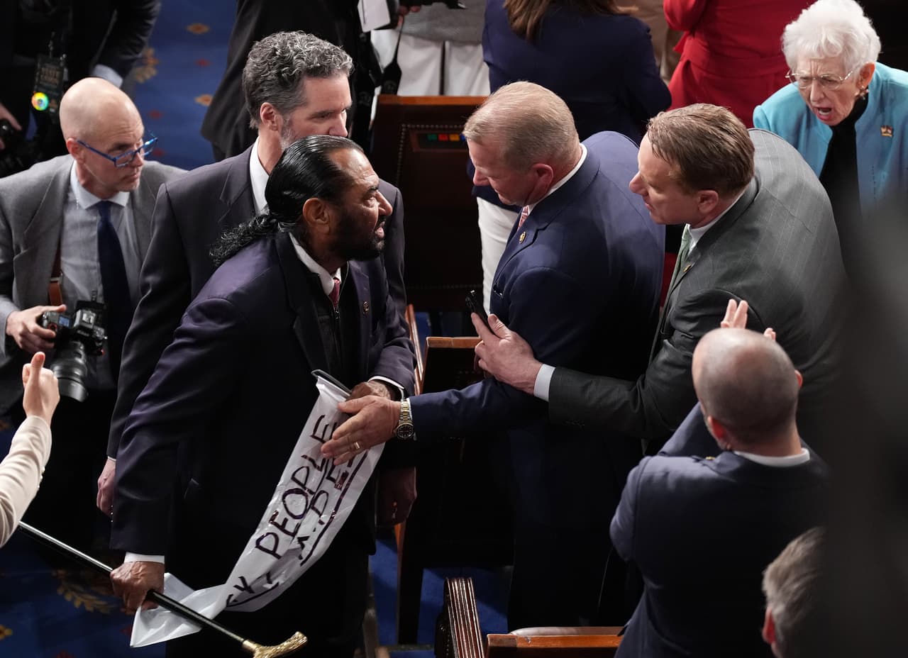 El representante Troy Nehls (R-TX) toma el cartel del representante Al Green (D-TX) mientras este es expulsado de la Cámara durante el discurso del Estado de la Unión del presidente Trump el 24 de febrero de 2026 en el Capitolio de los Estados Unidos en Washington, DC.
