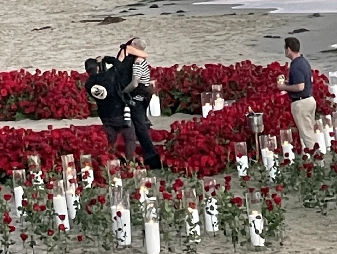 Para el músico, de 45 años, 
<b><a href="https://www.univision.com/famosos/kourtney-kardashian-embarazo-travis-barker-hija-alabama" target="_blank">será su tercer matrimonio. </a></b>
<br>