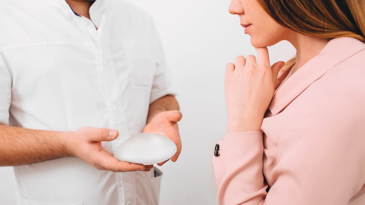 La “enfermedad” del implante de seno: por qué muchas mujeres quieren quitarse las prótesis