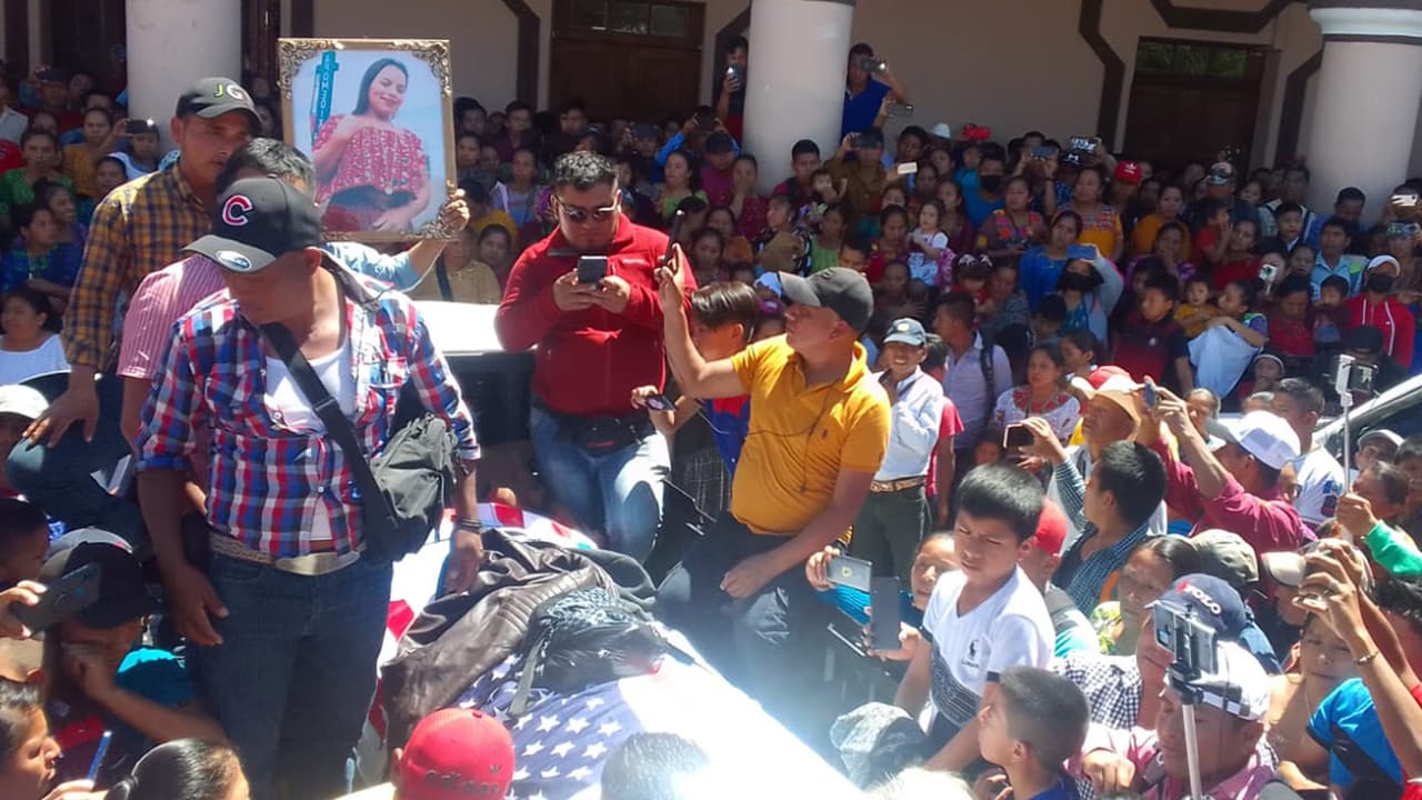 Sus padres y cientos de personas se reunieron en el pueblo para esperar su llegada, luego de que la comunidad 
<a href="https://www.univision.com/local/chicago-wgbo/reyna-cristina-ical-seb-guatemala-asesinada-la-villita-chicago" target="_blank">gestionara la repatriación</a> del cuerpo de la joven.