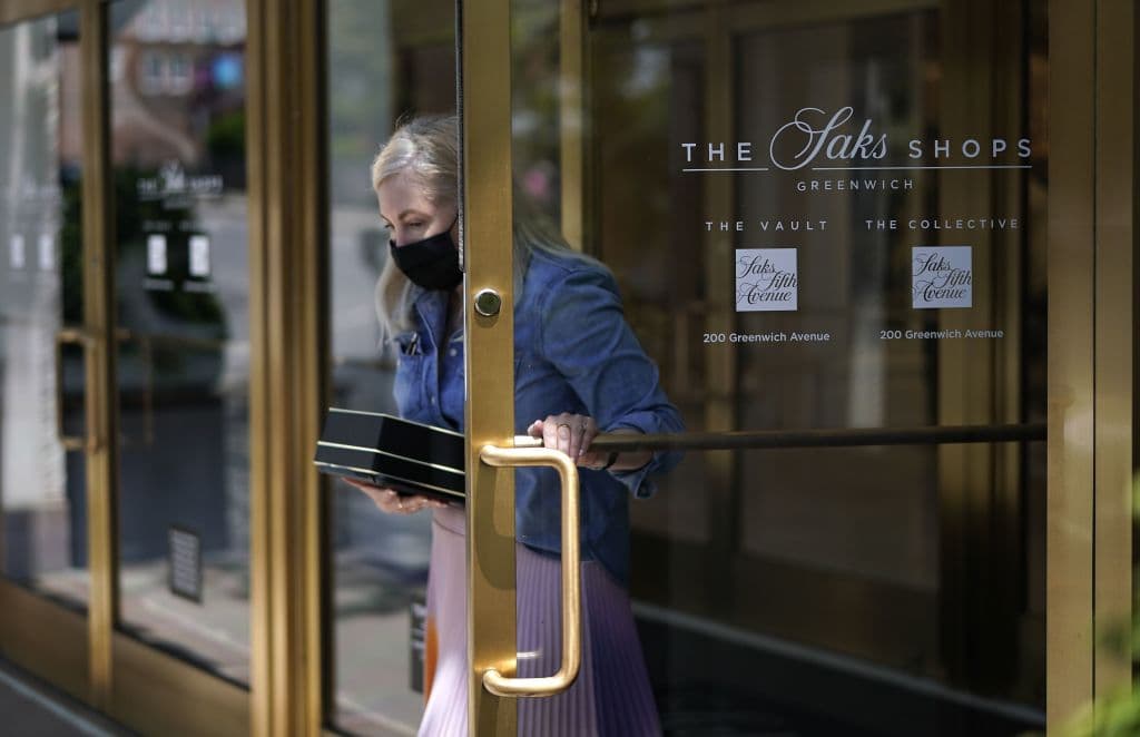 <a href="https://www.nytimes.com/2021/05/19/business/saks-return-to-office.html" target="_blank">Saks Fifth Avenue</a> es otro de los grandes empleadores que exige a sus empleados la vacunación contra el coronavirus para reincorporarse al trabajo presencial.