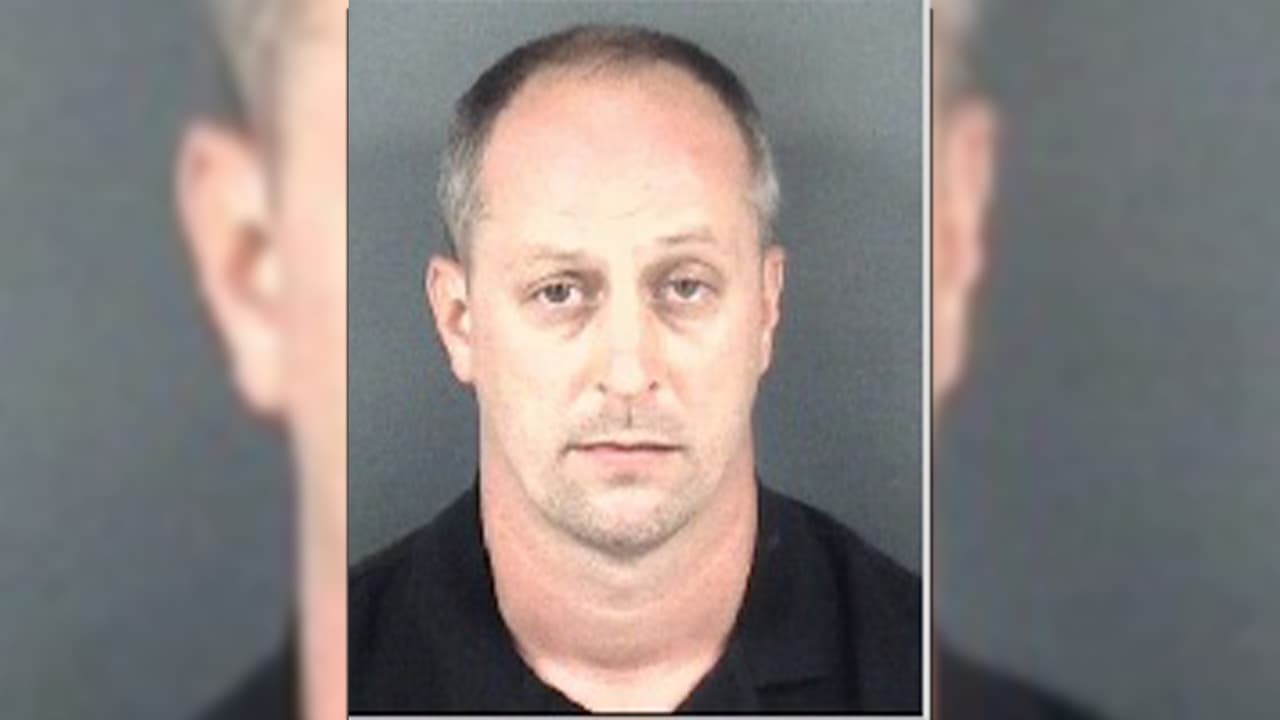 Jon Alan Davis, de 37 años, fue acusado de posesión de un arma de fuego por un delincuente, posesión y tráfico de marihuana, entre otros. Davis, quien fue arrestado el pasado 6 de junio, recibió una fianza de $14,000.