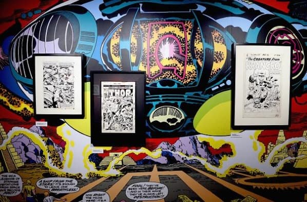 De acuerdo con una reseña publicada por 
<b><a href="https://www.thewrap.com/welcome/4061440/single/%7Esalma-hayek-marvel-studios-eternals%7E/" target="_blank">The Wrap</a></b>, esta entrega está basada en los cómics 'The Eternals', creados en 1976 por Jack Kirby. Tratará sobre personajes con poderes extraordinarios que son casi inmortales.
<br>